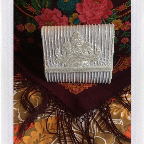 White beaded clutch - Picture 1 of 3
